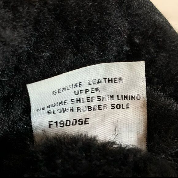 Women's UGG black Classic Short boots - Picture 8 of 9